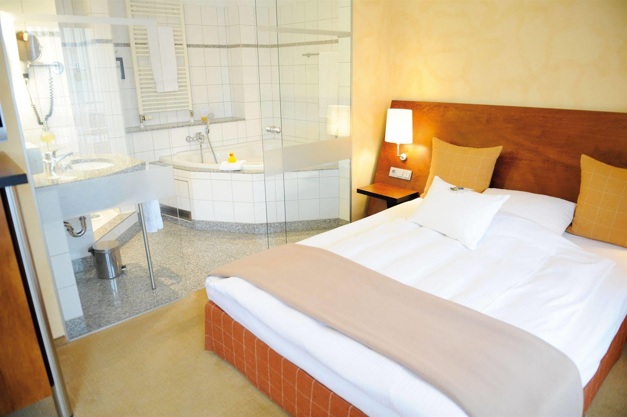Wellings Romantik Hotel Zur Linde Мьорс Екстериор снимка