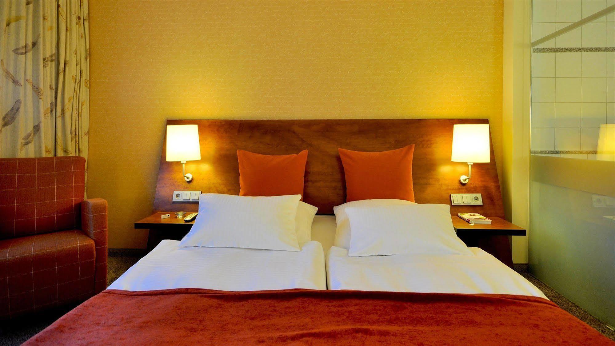Wellings Romantik Hotel Zur Linde Мьорс Екстериор снимка
